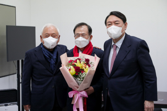 국민의힘 윤석열(오른쪽) 대선후보와 김한길(왼쪽) 새시대준비위원장이 16일 오전 서울 여의도 새시대준비위원회 사무실에서 옛 국민의당 호남계 출신인 윤영일(가운데) 전 의원 영입 환영식을 하고 있다.<국민의힘 중앙선거대책위원회 제공>